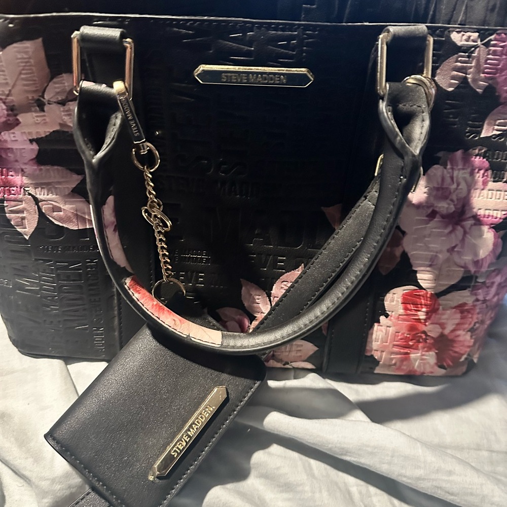 Steve Madden very gently used pocket book with keychain wallet
